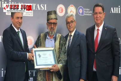 ANTALYA'DA 49 YILLIK AYAKKABI TAMİRCİSİ "YILIN AHİSİ" SEÇİLDİ