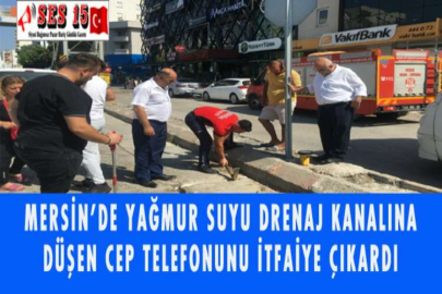 MERSİN'DE YAĞMUR SUYU DRENAJ KANALINA DÜŞEN CEP TELEFONUNU İTFAİYE ÇIKARDI