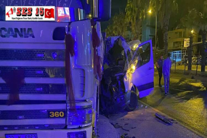 ANTALYA'DA KAMYONA ÇARPAN TUR MİNİBÜSÜNDEKİ 1 TURİST ÖLDÜ, 11 KİŞİ YARALANDI