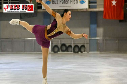 ANTALYA'DA 6-10 YAŞ ARASI ÇOCUKLAR BUZ PATENİ ÖĞRENİYOR