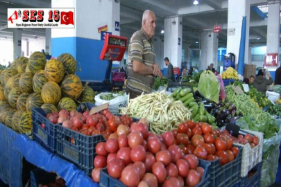 PAZAR TEZGÂHLARINDA YAZLIK VE KIŞLIK MEYVELER BİR ARADA