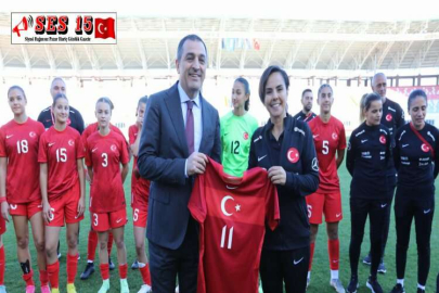 MİLLİ TAKIMDAN VALİ ÖKSÜZ'E, ANLAMLI FORMA HEDİYESİ