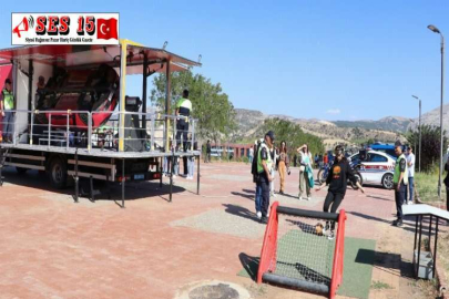 JANDARMA EKİPLERİNDEN EMNİYET KEMERİ SİMÜLASYON ARACI İLE TRAFİK EĞİTİMİ