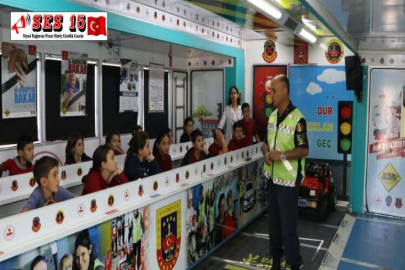 JANDARMA EKİPLERİNDEN MOBİL TRAFİK EĞİTİM TIRI İLE TRAFİK EĞİTİMİ