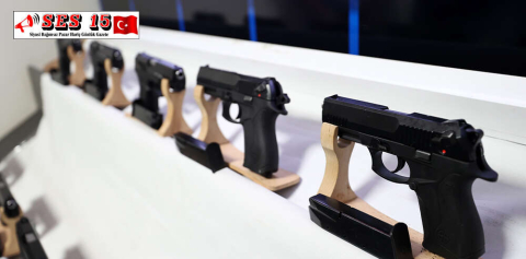 ADANA'DA BİR EVDE RUHSATSIZ 19 TABANCA ELE GEÇİRİLDİ