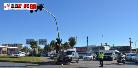 SERİK'TE KAMYONETLE ÇARPIŞAN OTOMOBİLİN SÜRÜCÜSÜ YARALANDI