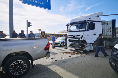 TIRLA ÇARPIŞAN HAFİF  TİCARİ ARACIN SÜRÜCÜSÜ YARALANDI