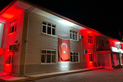 AEDAŞ'TAN CUMHURİYET'İN 100. YILINA ÖZEL KIRMIZI-BEYAZ CADDE AYDINLATMASI