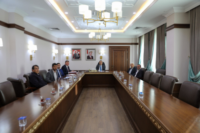 VALİ ÖKSÜZ, MUHTAR GÖRÜŞMELERİNE DEVAM EDİYOR