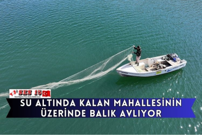 Su Altında Kalan Mahallesinin Üzerinde Balık Avlıyor