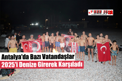 Antalya'da Bazı Vatandaşlar 2025'i Denize Girerek Karşıladı