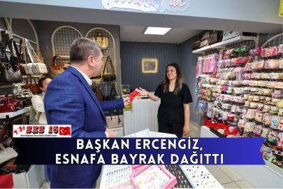 Başkan Ercengiz, Esnafa Bayrak Dağıttı