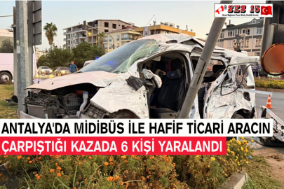 Antalya'da Midibüs İle Hafif Ticari Aracın Çarpıştığı Kazada 6 Kişi Yaralandı