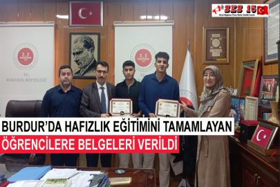 Burdur’da Hafızlık Eğitimini Tamamlayan Öğrencilere Belgeleri Verildi