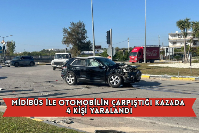 Midibüs İle Otomobilin Çarpıştığı Kazada 4 Kişi Yaralandı