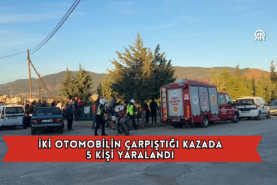  İki Otomobilin Çarpıştığı Kazada 5 Kişi Yaralandı