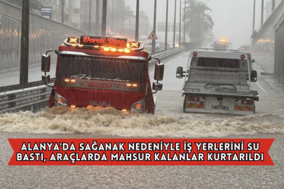 Alanya'da Sağanak Nedeniyle İş Yerlerini Su Bastı, Araçlarda Mahsur Kalanlar Kurtarıldı