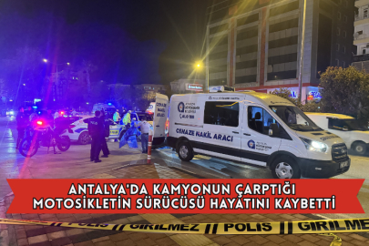 Antalya'da Kamyonun Çarptığı Motosikletin Sürücüsü Hayatını Kaybetti