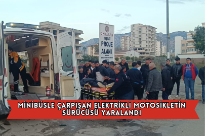 Minibüsle Çarpışan Elektrikli Motosikletin Sürücüsü Yaralandı