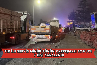 Tır İle Servis Minibüsünün Çarpışması Sonucu 9 Kişi Yaralandı