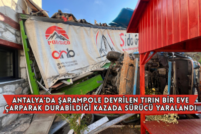 Antalya'da Şarampole Devrilen Tırın Bir Eve Çarparak Durabildiği Kazada Sürücü Yaralandı