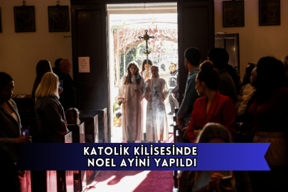 Katolik Kilisesinde Noel Ayini Yapıldı
