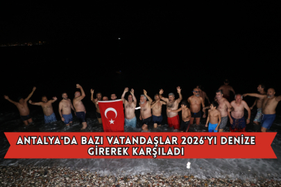 Antalya'da Bazı Vatandaşlar 2026'yı Denize Girerek Karşıladı