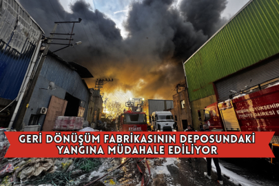 Geri Dönüşüm Fabrikasının Deposundaki Yangına Müdahale Ediliyor