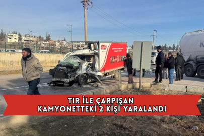Tır İle Çarpışan Kamyonetteki 2 Kişi Yaralandı