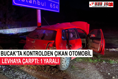 Bucak’ta Kontrolden Çıkan Otomobil Levhaya Çarptı: 1 Yaralı