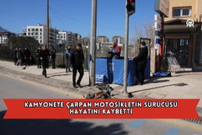 Kamyonete Çarpan Motosikletin Sürücüsü Hayatını Kaybetti