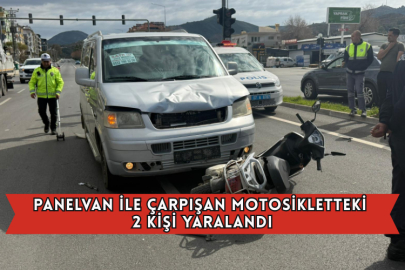 Panelvan İle Çarpışan Motosikletteki 2 Kişi Yaralandı