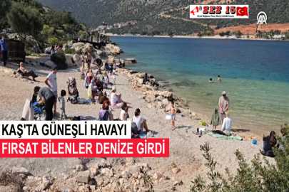 Kaş'ta Güneşli Havayı Fırsat Bilenler Denize Girdi