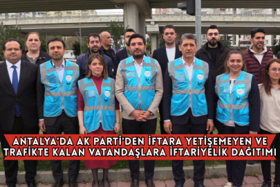 Antalya'da AK Parti'den İftara Yetişemeyen ve Trafikte Kalan Vatandaşlara İftariyelik Dağıtımı