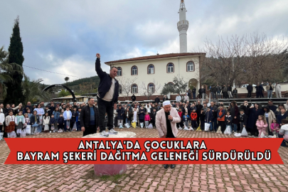 Antalya'da Çocuklara Bayram Şekeri Dağıtma Geleneği Sürdürüldü