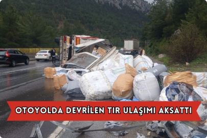 Otoyolda Devrilen Tır Ulaşımı Aksattı