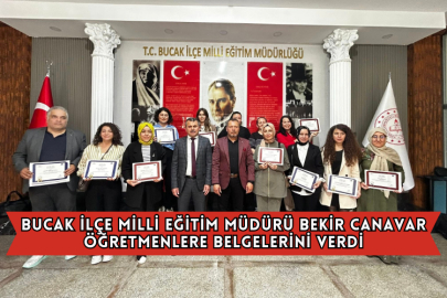 Bucak İlçe Milli Eğitim Müdürü Bekir Canavar Öğretmenlere Belgelerini Verdi