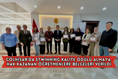 Gölhisar'da eTwinning Kalite Ödülü Almaya Hak Kazanan Öğretmenlere Belgeleri Verildi