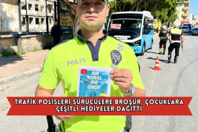 Trafik Polisleri Sürücülere Broşür, Çocuklara Çeşitli Hediyeler Dağıttı