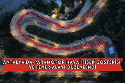 Antalya'da Paramotor Havai Fişek Gösterisi ve Fener Alayı Düzenlendi