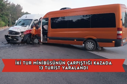 İki Tur Minibüsünün Çarpıştığı Kazada 13 Turist Yaralandı