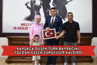Kavşağa Düşen Türk Bayrağını Yoldan Geçen Sürücüler Kaldırdı