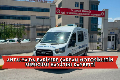 Antalya'da Bariyere Çarpan Motosikletin Sürücüsü Hayatını Kaybetti