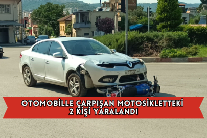 Otomobille Çarpışan Motosikletteki 2 Kişi Yaralandı