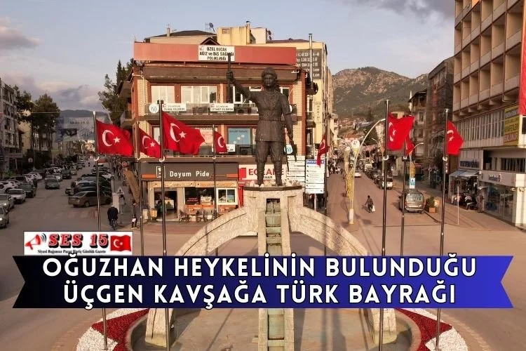 Oğuzhan heykelinin bulunduğu üçgen kavşağa Türk bayrağı